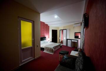 Фото номера Трехместный номер «Комфорт» Отель Hotel Batoni Near Airport г. Тбилиси 10
