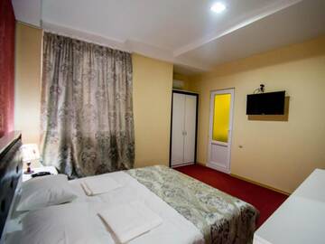 Фото номера Стандартный двухместный номер с 1 кроватью Отель Hotel Batoni Near Airport г. Тбилиси 7