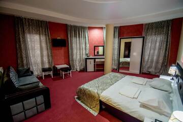 Фото номера Трехместный номер «Комфорт» Отель Hotel Batoni Near Airport г. Тбилиси 2