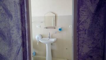 Фото номера Двухместный номер с 1 кроватью Отель Hotel Isani г. Тбилиси 17
