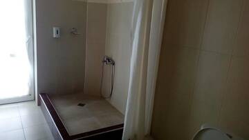 Фото номера Двухместный номер с 1 кроватью Отель Hotel Isani г. Тбилиси 19
