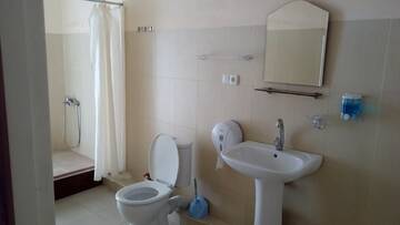 Фото номера Двухместный номер с 1 кроватью Отель Hotel Isani г. Тбилиси 5