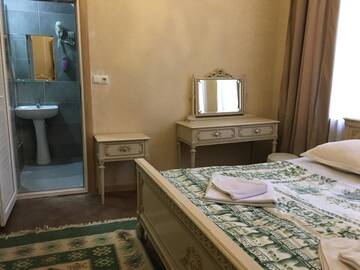 Фото номера Двухместный номер Делюкс с 1 кроватью и душем Мини-отель Kipiani Guest house г. Тбилиси 3