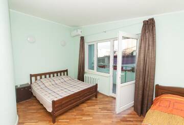 Фото номера Трехместный номер с основными удобствами Хостелы Hostel Vake Garden г. Тбилиси 2