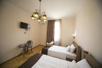 Фото номера Стандартный номер с 2 односпальными кроватями и диваном Отель Log Inn Boutique Hotel г. Тбилиси 6