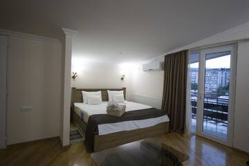 Фото номера Улучшенный двухместный номер с 1 кроватью Отель Log Inn Boutique Hotel г. Тбилиси 3