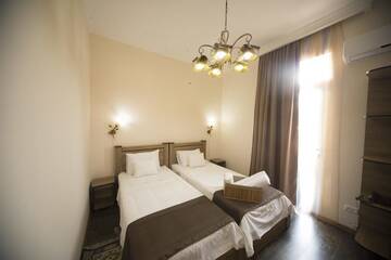Фото номера Двухместный номер с 2 отдельными кроватями и балконом Отель Log Inn Boutique Hotel г. Тбилиси 4