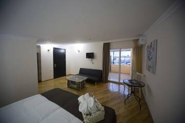 Фото номера Семейный номер с террасой Отель Log Inn Boutique Hotel г. Тбилиси 5