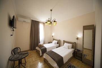 Фото номера Стандартный номер с 2 односпальными кроватями и диваном Отель Log Inn Boutique Hotel г. Тбилиси 3