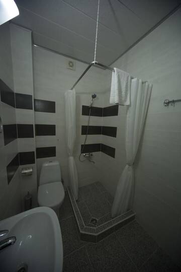 Фото номера Двухместный номер с 2 отдельными кроватями и балконом Отель Log Inn Boutique Hotel г. Тбилиси 8