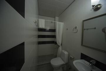 Фото номера Стандартный номер с 2 односпальными кроватями и диваном Отель Log Inn Boutique Hotel г. Тбилиси 5