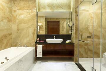 Фото номера Суперлюкс с кроватью размера &quot;king-size&quot; Отель Hotels &amp; Preference Hualing Tbilisi г. Тбилиси 3