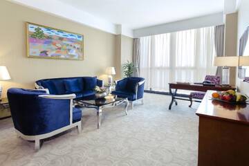 Фото номера Суперлюкс с кроватью размера &quot;king-size&quot; Отель Hotels &amp; Preference Hualing Tbilisi г. Тбилиси 4