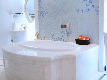 Фото номера Люкс «Премиум» Отель Hotels &amp; Preference Hualing Tbilisi г. Тбилиси 6