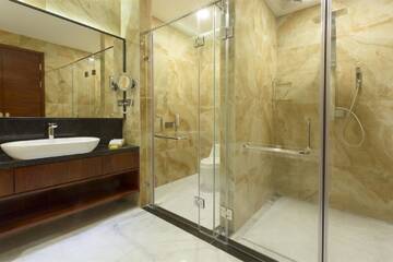 Фото номера Суперлюкс с кроватью размера &quot;king-size&quot; Отель Hotels &amp; Preference Hualing Tbilisi г. Тбилиси 7