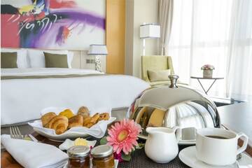 Фото номера Клубный двухместный номер с 1 кроватью Отель Hotels &amp; Preference Hualing Tbilisi г. Тбилиси 7