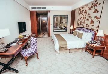 Фото номера Клубный номер Делюкс с кроватью размера «king-size» Отель Hotels &amp; Preference Hualing Tbilisi г. Тбилиси 5