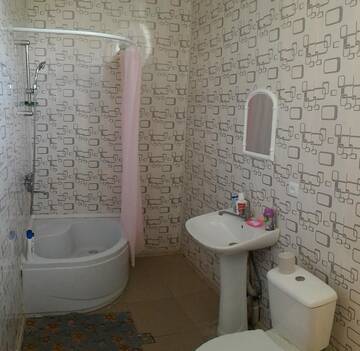 Фото номера Трехместный номер с балконом Гостевой дом Lemon Family GuestHouse г. Тбилиси 3
