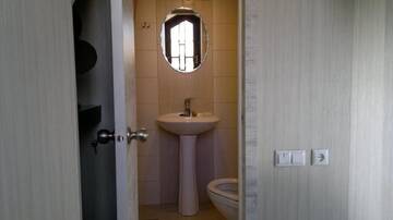 Фото номера Двухместный номер с 2 отдельными кроватями Отель Hotel Imaginarium г. Тбилиси 6