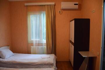Фото номера Трехместный номер с собственной ванной комнатой Отель Crossway Tbilisi Hotel г. Тбилиси 2