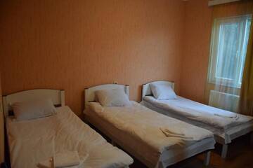 Фото номера Трехместный номер с собственной ванной комнатой Отель Crossway Tbilisi Hotel г. Тбилиси 4