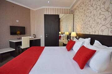 Фото номера Номер с кроватью размера «king-size» и балконом Отель East Gate Boutique Hotel г. Тбилиси 3
