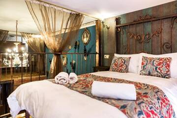 Фото номера Улучшенный семейный номер Отель Tiflis Inn Boutique Hotel г. Тбилиси 11