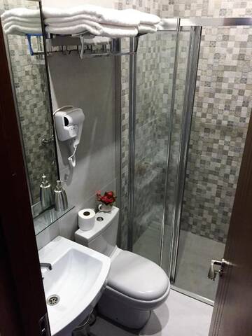 Фото номера Двухместный номер с 1 кроватью Отель Downtown Hotel Tbilisi г. Тбилиси 22