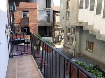 Фото номера Семейный номер с балконом Отель Downtown Hotel Tbilisi г. Тбилиси 3