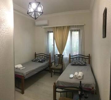 Фото номера Двухместный номер с 2 отдельными кроватями Гостевой дом Terrace House Near Opera г. Тбилиси 3