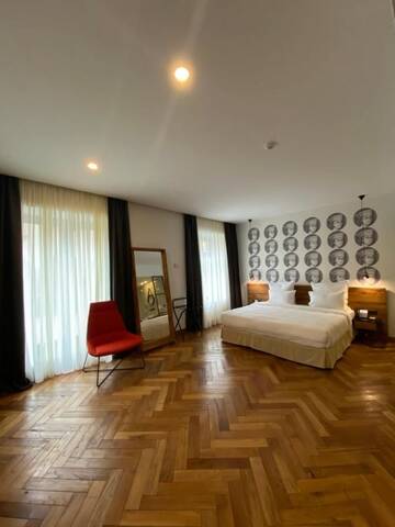 Фото номера Улучшенный двухместный номер с 1 кроватью Отель Shota @ Rustaveli Boutique Hotel г. Тбилиси 6
