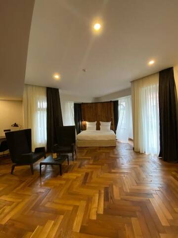 Фото номера Улучшенный двухместный номер с 1 кроватью Отель Shota @ Rustaveli Boutique Hotel г. Тбилиси 7