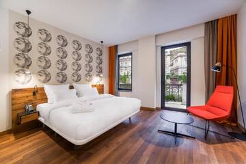 Фото номера Стандартный двухместный номер с 1 кроватью Отель Shota @ Rustaveli Boutique Hotel г. Тбилиси 3