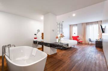 Фото номера Улучшенный двухместный номер с 1 кроватью Отель Shota @ Rustaveli Boutique Hotel г. Тбилиси 9