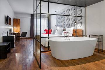 Фото номера Улучшенный двухместный номер с 1 кроватью Отель Shota @ Rustaveli Boutique Hotel г. Тбилиси 10