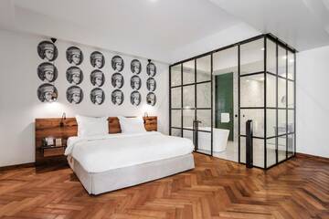 Фото номера Улучшенный двухместный номер с 1 кроватью Отель Shota @ Rustaveli Boutique Hotel г. Тбилиси 3