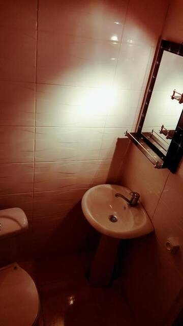 Фото номера Бюджетный двухместный номер с 2 отдельными кроватями Отель NNN Hotel г. Тбилиси 7