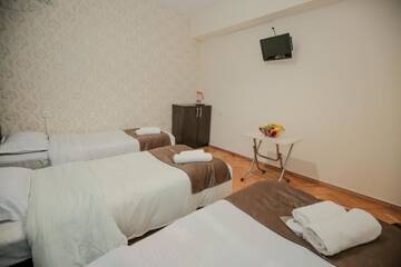 Фото номера Трехместный номер с ванной комнатой Гостевой дом Family Hotel Laba г. Тбилиси 9