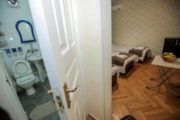 Фото номера Трехместный номер с ванной комнатой Гостевой дом Family Hotel Laba г. Тбилиси 13