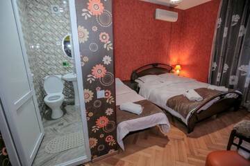 Фото номера Трехместный номер с ванной комнатой Гостевой дом Family Hotel Laba г. Тбилиси 4
