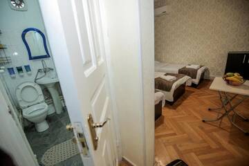 Фото номера Трехместный номер с ванной комнатой Гостевой дом Family Hotel Laba г. Тбилиси 4