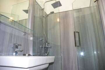 Фото номера Улучшенный двухместный номер с 1 кроватью Отель Piccolo Casa Bella Hotel г. Тбилиси 26