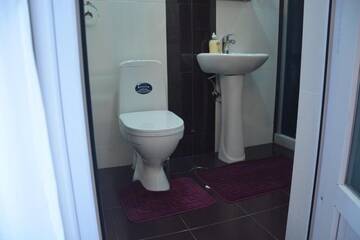 Фото номера Двухместный номер с 2 отдельными кроватями и балконом Отель Hotel Renesans г. Тбилиси 23