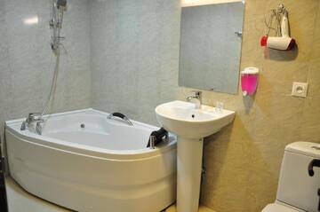 Фото номера Семейный номер Отель Hotel Imperial г. Тбилиси 2