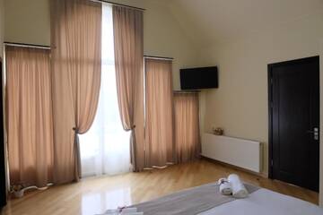 Фото номера Двухместный номер с 2 отдельными кроватями и балконом Отель Hotel S&amp;L г. Тбилиси 2
