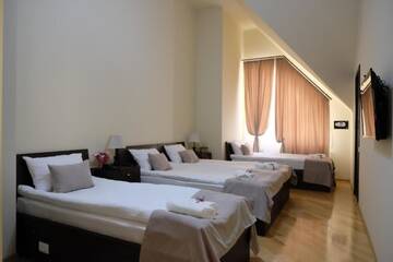 Фото номера Классический четырехместный номер Отель Hotel S&amp;L г. Тбилиси 4