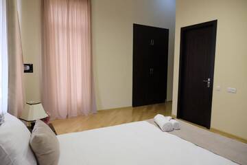 Фото номера Двухместный номер с 1 кроватью и террасой Отель Hotel S&amp;L г. Тбилиси 2