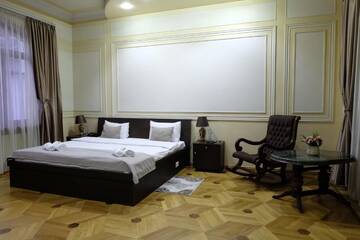 Фото номера Люкс с балконом и видом на сад Отель Hotel S&amp;L г. Тбилиси 3