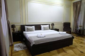Фото номера Люкс с балконом и видом на сад Отель Hotel S&amp;L г. Тбилиси 4