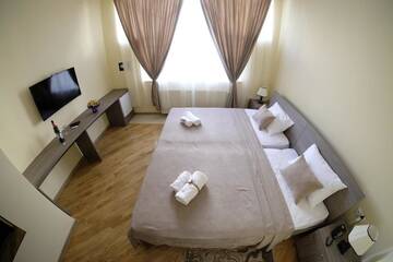 Фото номера Двухместный номер с 2 отдельными кроватями Отель Hotel S&amp;L г. Тбилиси 4